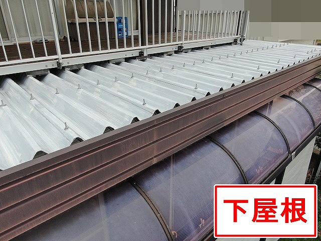 西八代郡市川三郷町で折板屋根に黒い筋状の汚れが付着している様子（下屋根）