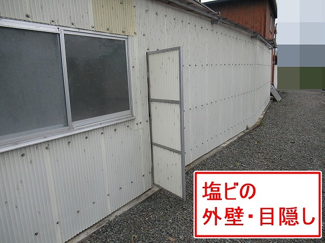 西八代郡市川三郷町で塩ビの目隠し外壁が劣化・変色している様子