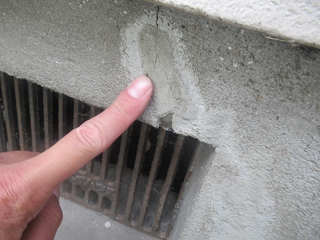 西八代郡市川三郷町で基礎塗装を行う様子（基礎ガード使用）