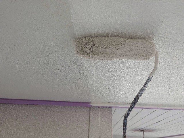 西八代郡市川三郷町で軒天塗装を行う様子（ケンエース塗料で2回塗り仕上げ）