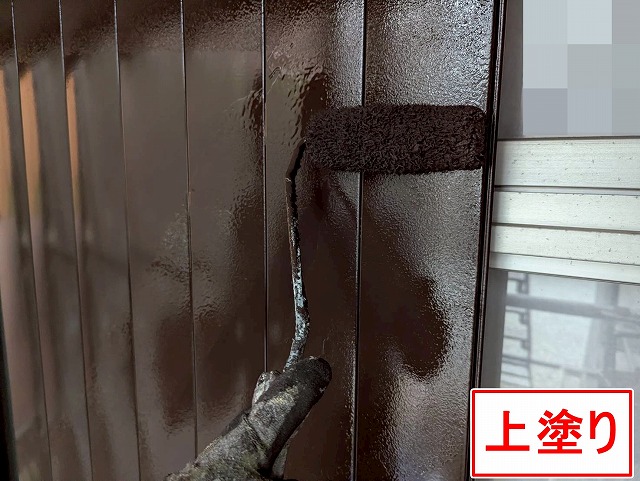 西八代郡市川三郷町で雨戸戸袋の塗装を行う様子（ファインSiで上塗り）