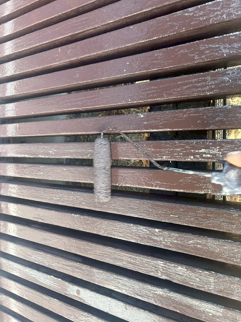 西八代郡市川三郷町でウッドデッキ塗装を行う様子（ケレン作業・下塗り・仕上げ塗装）