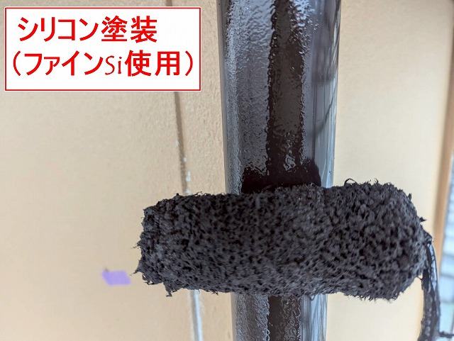 西八代郡市川三郷町で雨樋（軒樋・竪樋）にケレン作業（目粗し）・シリコン塗装（ファインSi）を行う様子