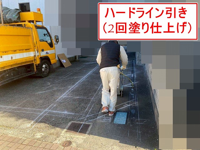 甲府市で駐車禁止のライン引き・文字入れを行う様子（アトムライン）
