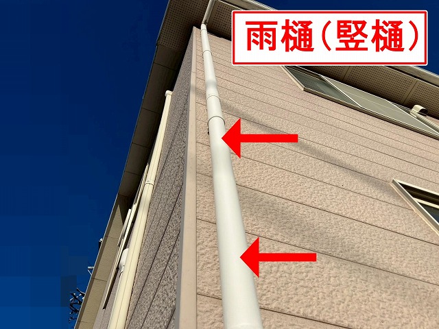 山梨市で雨樋（竪樋）にチョーキング現象が発生している様子