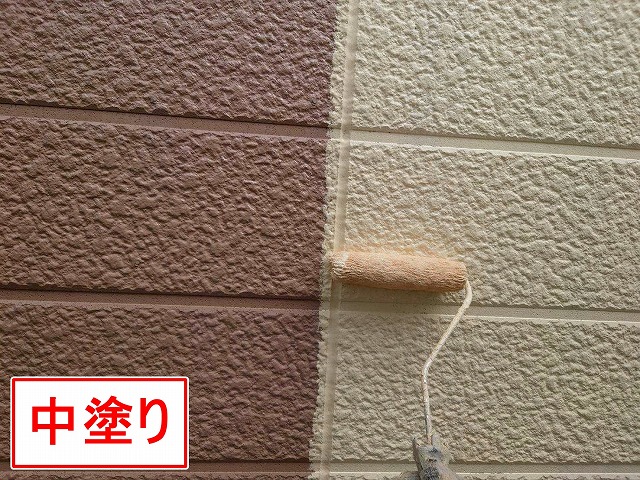 山梨市でサイディング外壁に無機塗料でカラーチェンジする様子（グランセラ1液水性で中塗り）