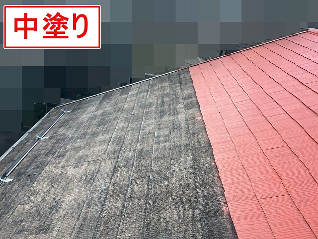 山梨市でコロニアル屋根（スレート屋根）の無機塗装（中塗り）を行う様子