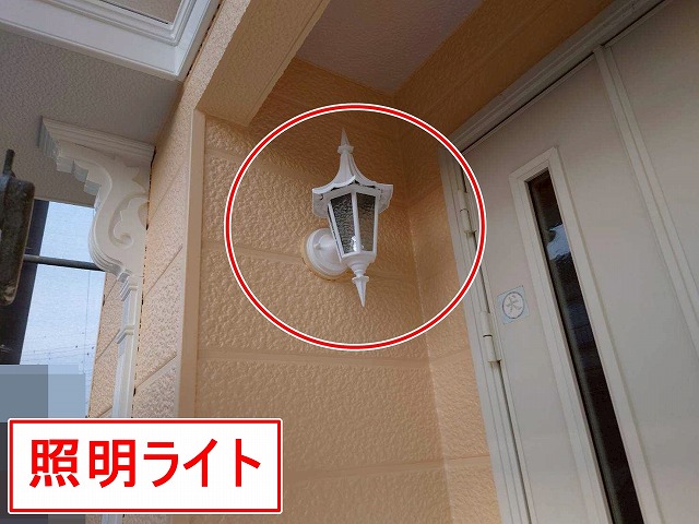 山梨市で付帯部（照明ライト）をファインSiでシリコン塗装する様子