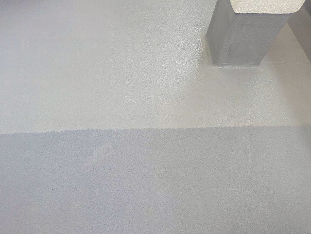2回塗り中の床面