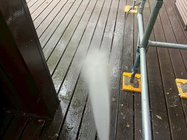 広い床面の高圧洗浄