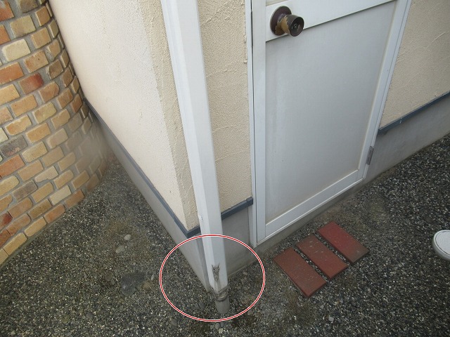 竪樋下部の破損箇所