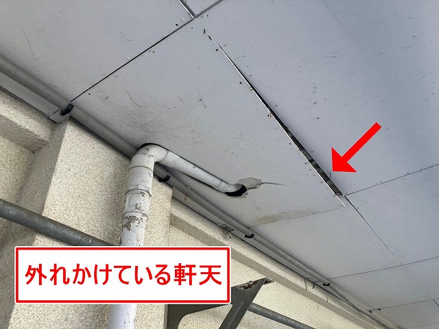 甲府市で木材・ケイカル板の軒天に色あせ（カビ）・外れかけた事で隙間・爆裂を確認！