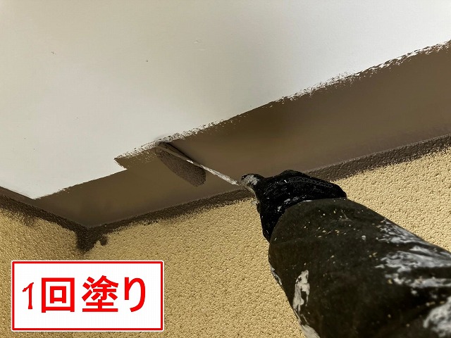 笛吹市で軒天にケンエース塗料を塗装する様子（1回塗り）