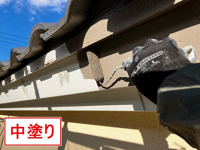 笛吹市で雨樋撤去後、鼻隠し塗装（中塗り）を行う様子