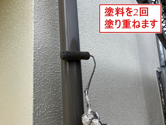 笛吹市で竪樋（既存使用）にファインSiで塗装する様子