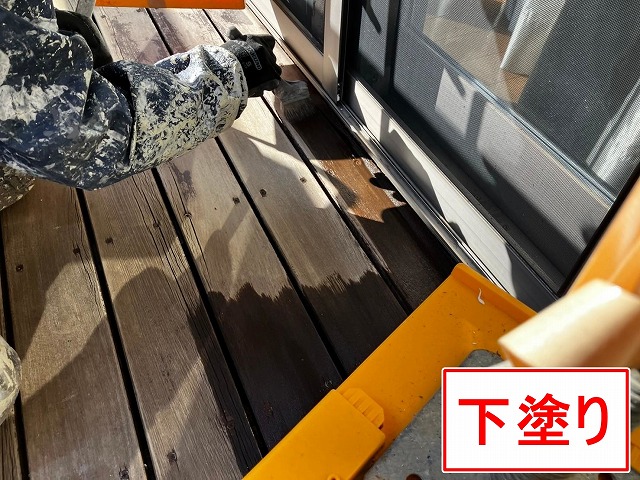 笛吹市でウッドデッキに下塗りを行う様子