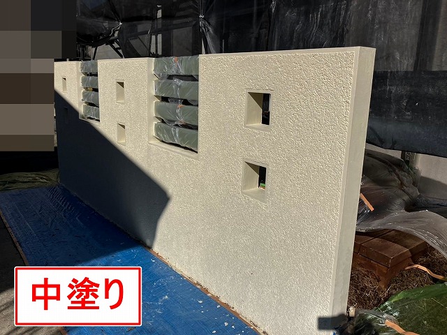 笛吹市でクラック（ひび割れ）の目立つ擁壁に塗装（中塗り）を行う様子
