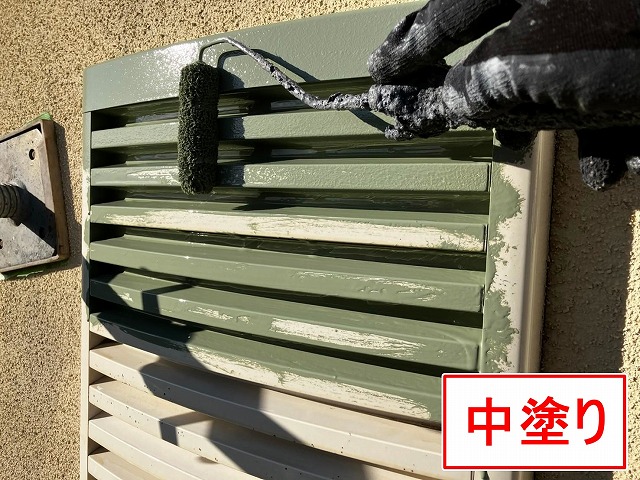 笛吹市で矢切の飾り（換気口）に塗装（中塗り）を行う様子