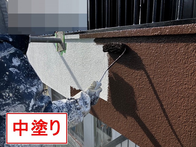甲府市でパラぺット塗装で中塗りを行う様子