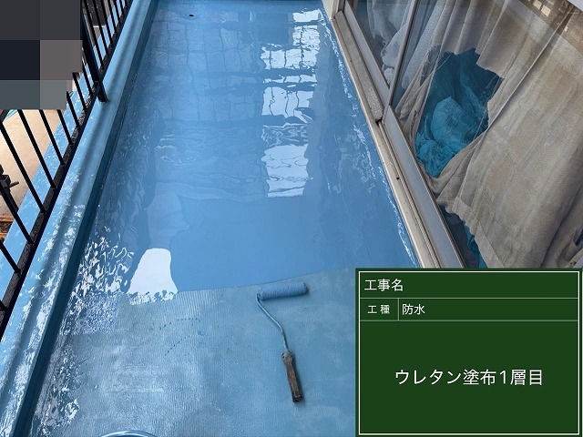 甲府市で屋上防水とベランダ（バルコニー防水）に液体のウレタン樹脂を塗装する様子
