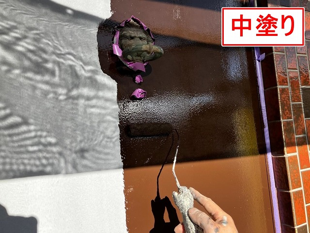 甲府市で木部の玄関扉に中塗りを行う様子