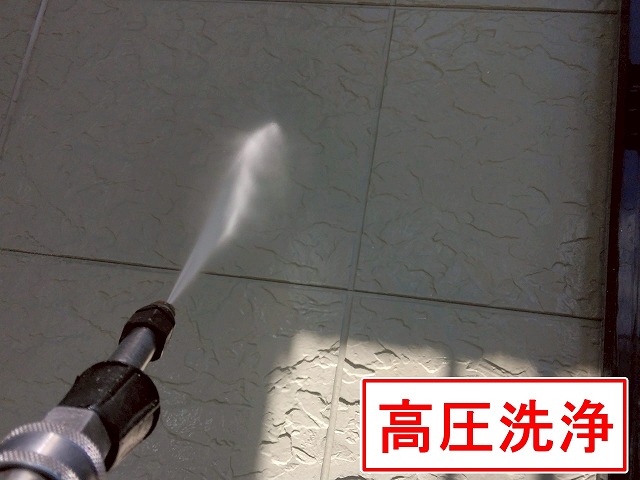 笛吹市で外壁に高圧洗浄を行う様子