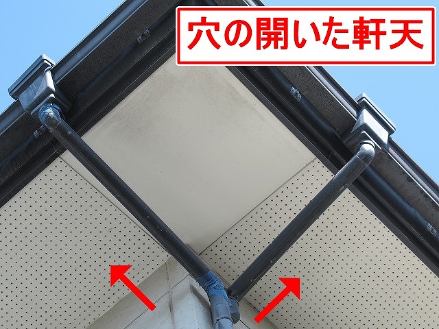 笛吹市で穴の開いた軒天（ケイカル板）の周辺が黒ずんでいる様子