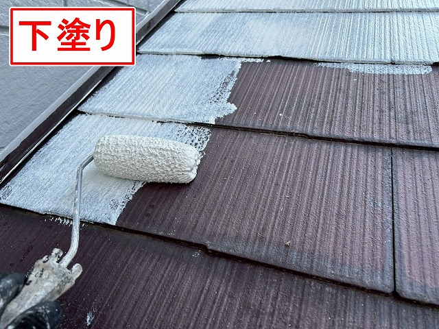 南アルプス市で屋根にベスコロフィラーHGを下塗りする様子