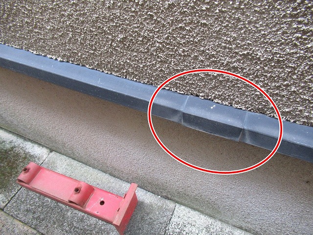 西八代郡市川三郷町で付帯部（水切り）が色あせて変色している様子