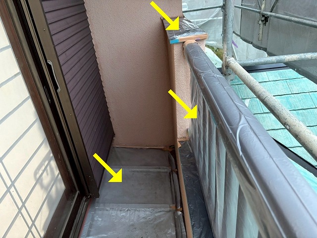 笛吹市で高圧洗浄後（塗装前）に養生をかける様子（ベランダの手すり・床）