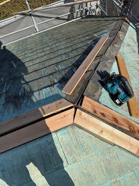 笛吹市で板金交換工事で新しい貫板（木材）を設置する様子