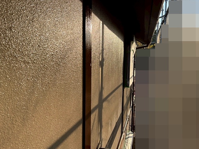 西八代郡市川三郷町でモルタル外壁に下塗り（シーラー）を行う様子