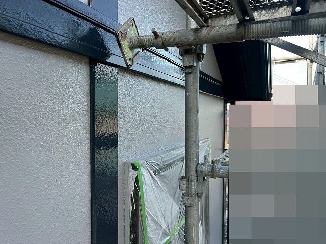 西八代郡市川三郷町で幕板塗装（帯飾り塗装）を行う様子