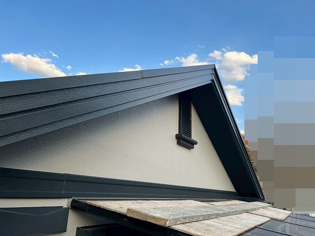 西八代郡市川三郷町でケレン作業・塗装後の窯業系の破風