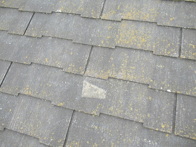 西八代郡市川三郷町で曲がった雪止めの交換・補修を行う様子