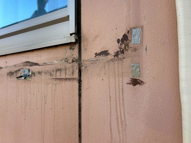 南都留郡富士河口湖町で観光ホテルの外壁塗装時に木部の窓飾りを撤去する様子