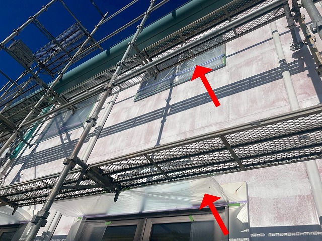 南都留郡富士河口湖町でALCパネルの外壁塗装前に養生をかける様子