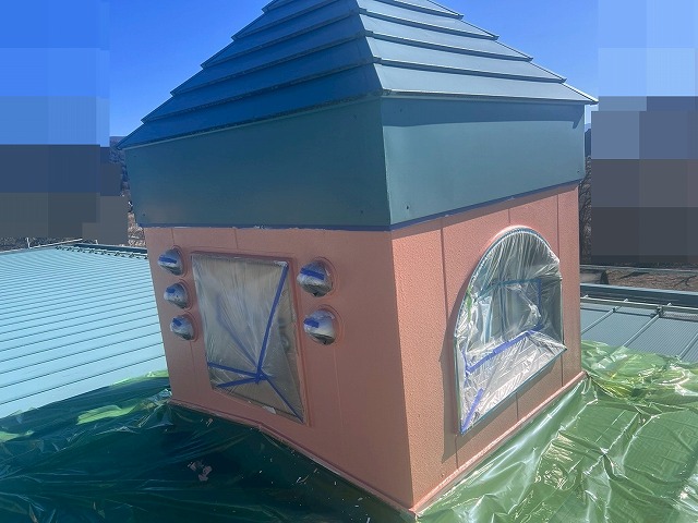 南都留郡富士河口湖町でALCパネル外壁に仕上げ塗装（中塗り）を行う様子