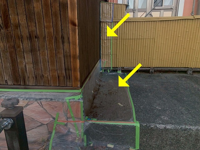 南都留郡富士河口湖町で観光ホテルの木部を塗装する様子（養生をかける写真）