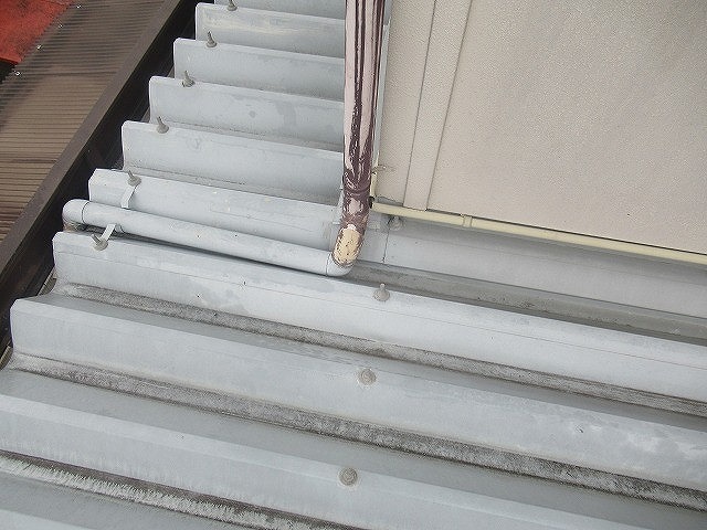 西八代郡市川三郷町で折板屋根に黒い筋状の汚れが付着している様子（下屋根）