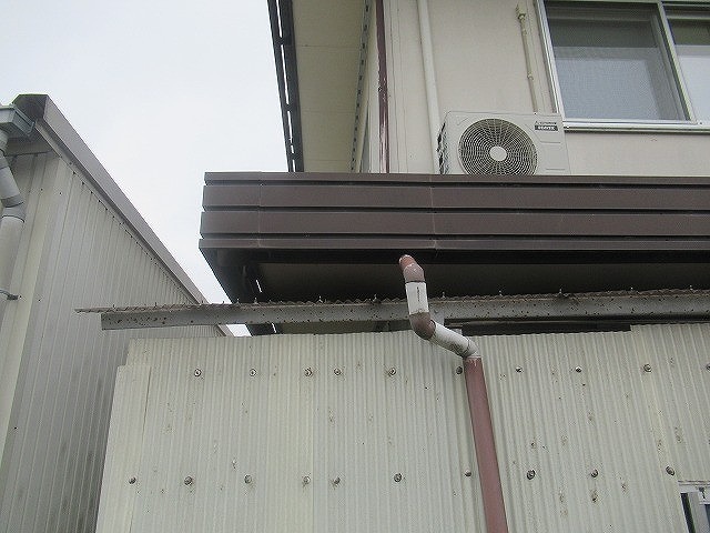 西八代郡市川三郷町で塩ビの目隠し外壁が劣化・変色している様子