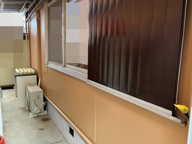 西八代郡市川三郷町でモルタル外壁にファインパーフェクトトップで上塗りする様子