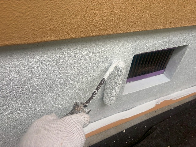 西八代郡市川三郷町で基礎塗装を行う様子（基礎ガード使用）