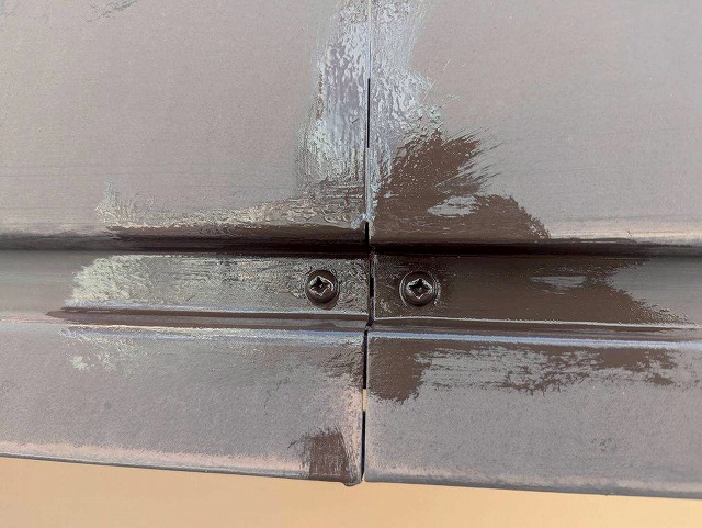 西八代郡市川三郷町でパラペット塗装の際に刷毛を使用する様子（シリコン塗料）