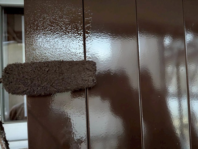 西八代郡市川三郷町で雨戸戸袋の塗装を行う様子（ファインSiで上塗り）