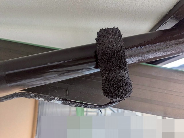 西八代郡市川三郷町で雨樋（軒樋・竪樋）にケレン作業（目粗し）・シリコン塗装（ファインSi）を行う様子