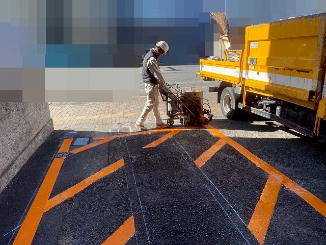 甲府市で駐車禁止のライン引き・文字入れを行う様子（アトムライン）