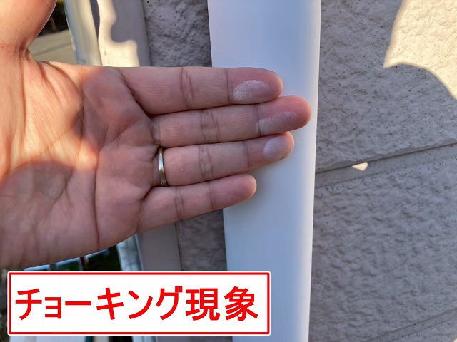山梨市で雨樋（竪樋）にチョーキング現象が発生している様子