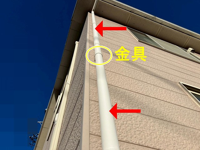 山梨市で雨樋（竪樋）をファインSiで塗装する様子