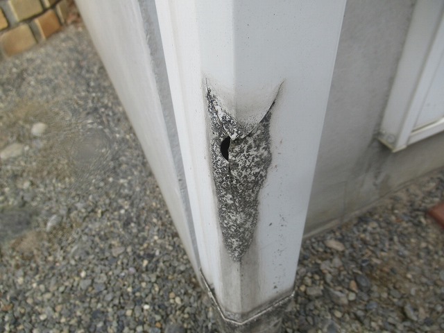 穴が開いた竪樋拡大